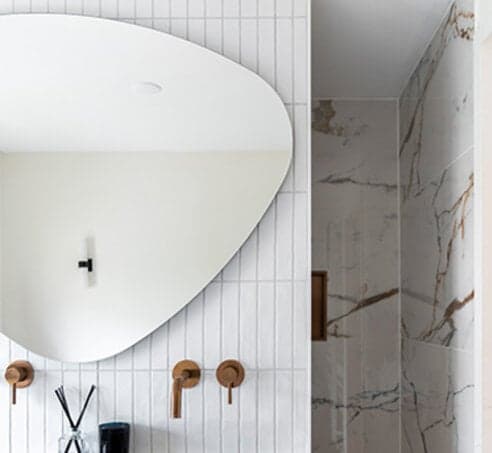 Organische vorm badkamerspiegel