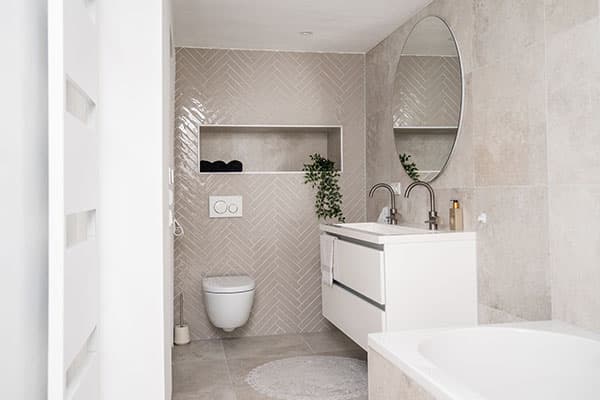 Badkamer met visgraatpatroon