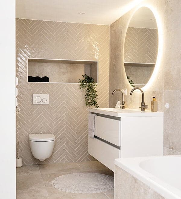 Beige badkamer met wit badmeubel