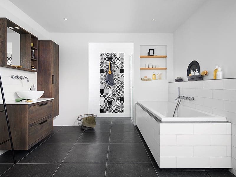 Badkamer met donker hout