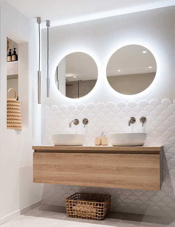 Dubbele wastafel in badkamer