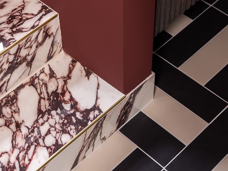 Marmeren tegels in de badkamer