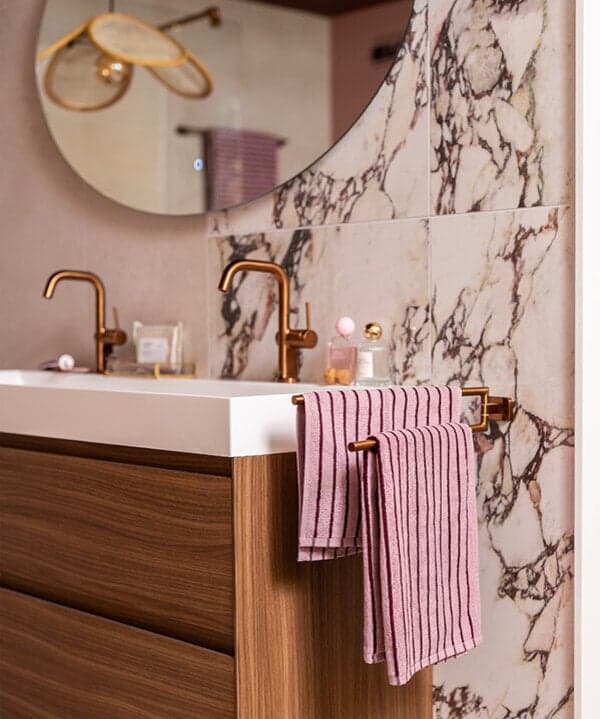 Marmeren tegels in de badkamer