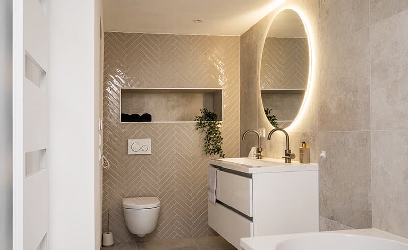 Badkamer met verlichte spiegel