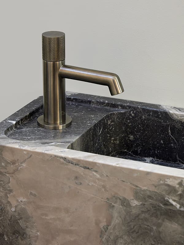 Geborsteld zwart kraan