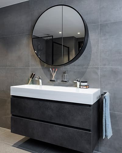 Ronde spiegelkasten geven een organische en zachte uitstraling.