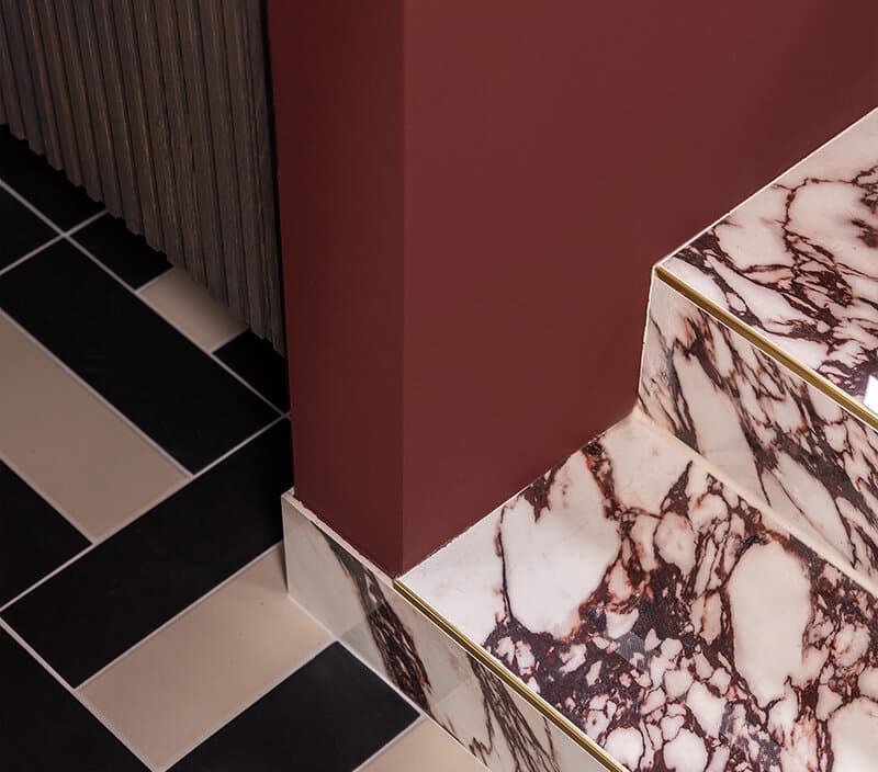 Bordeaux rood in de badkamer