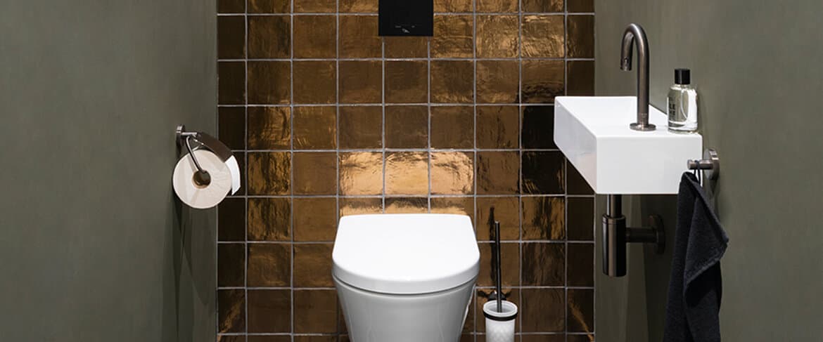 Wit toilet met gouden tegels