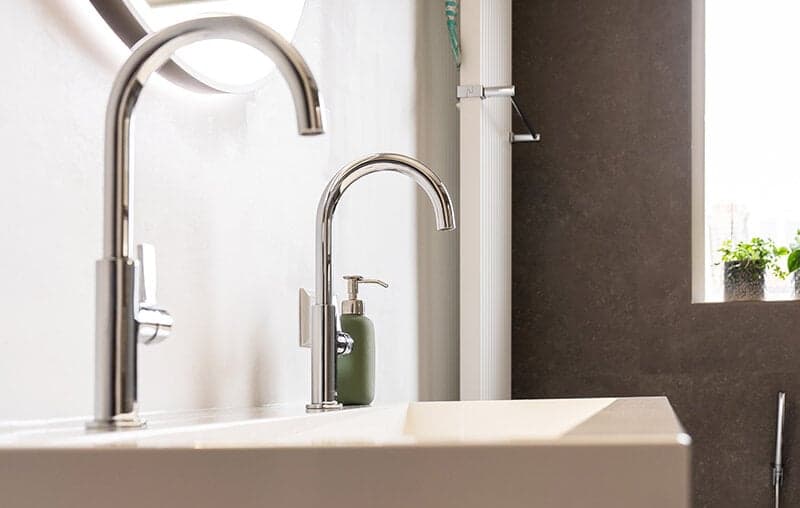 Dubbele kranen wastafel in badkamer