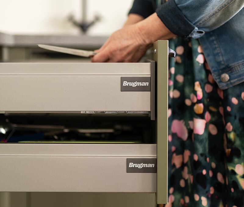 Ruime lades in de keuken