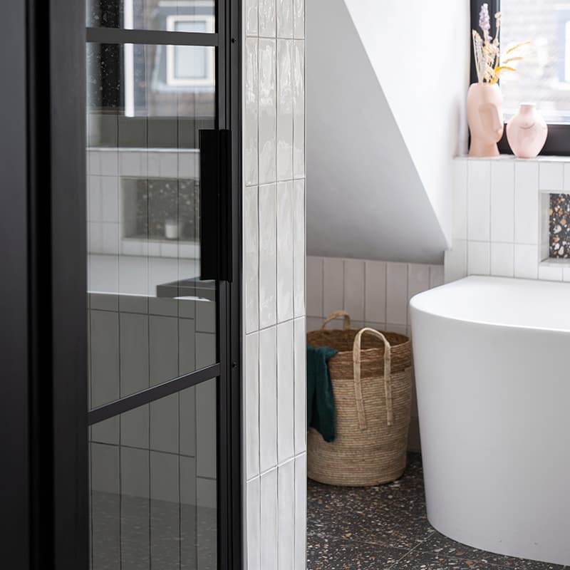 Bad en douche in badkamer