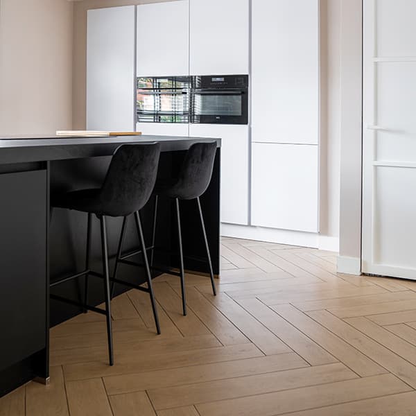 Keuken met kookeiland en bar