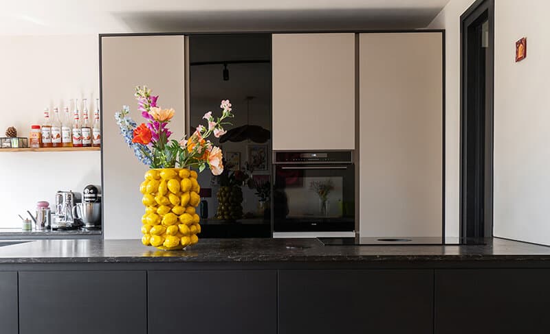 Zwart met beige keuken