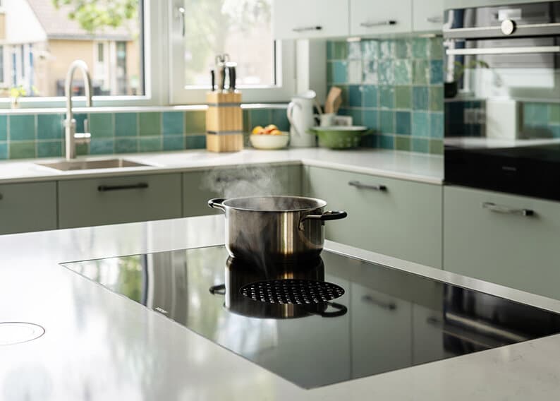 Kookeiland met kookplaat en kookveldafzuiging