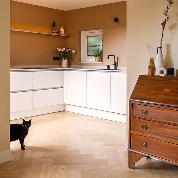 Witte keuken met camel kleurig muren