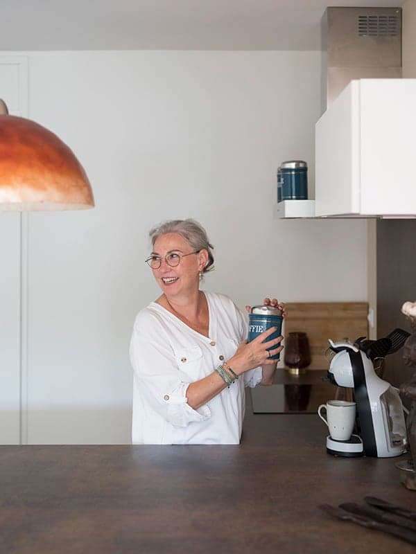 Witte keuken met donker aanrechtblad