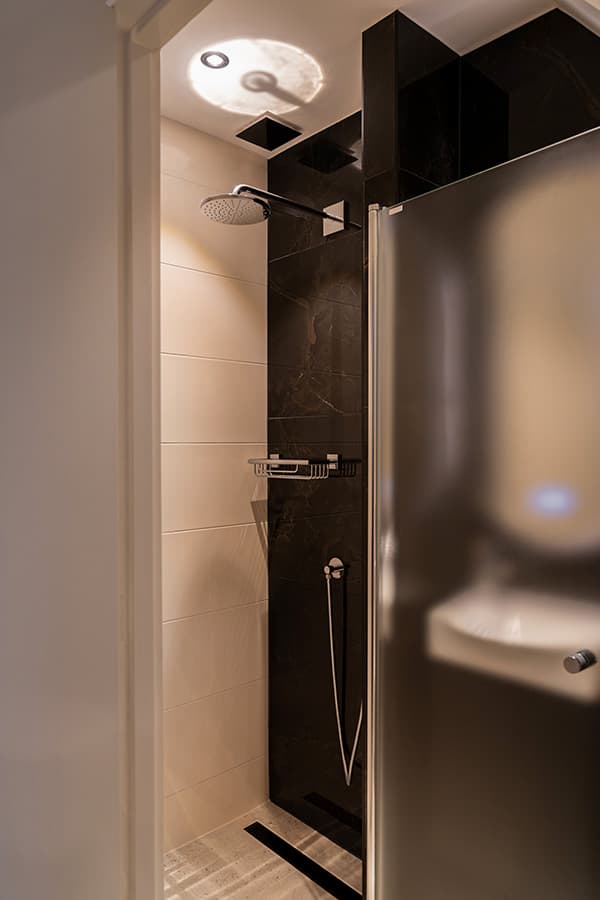 Binnenkijken bij Ron en René: ‘In vier uur tijd kochten we drie badkamers’