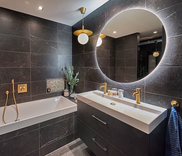 Luxe zwarte badkamer met gouden tinten