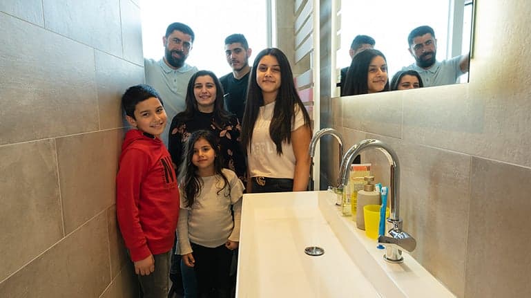 De grote-familie-badkamer van familie Dilbaz
