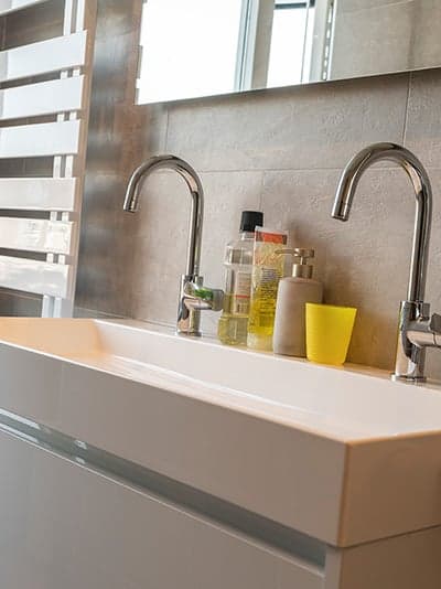 De grote-familie-badkamer van familie Dilbaz