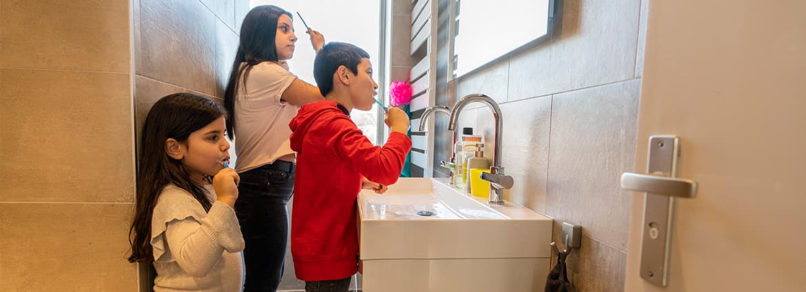 De grote-familie-badkamer van familie Dilbaz