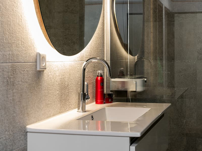 Badkamer met verlichte badkamerspiegel