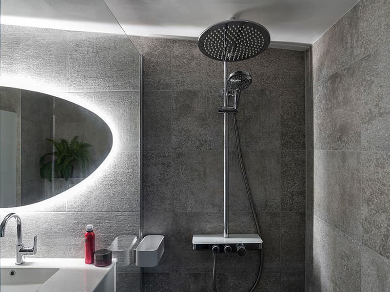 Badkamer met verlichte badkamerspiegel