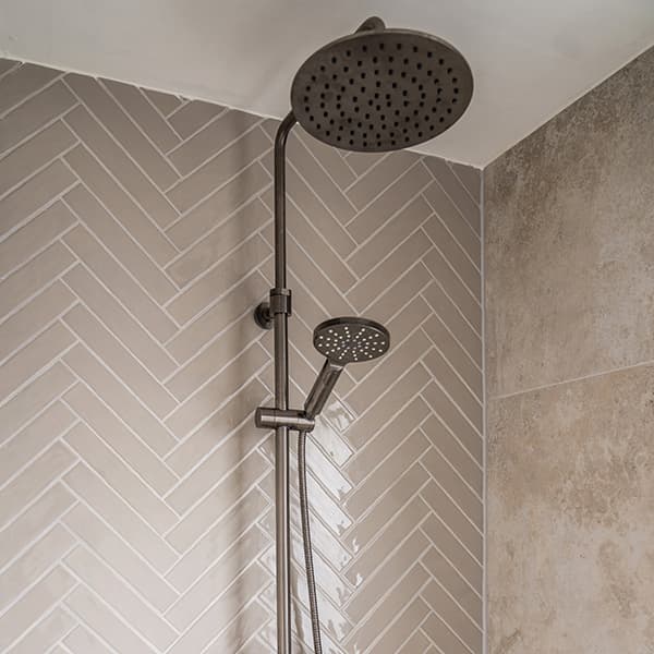 Douchekop in beige badkamer