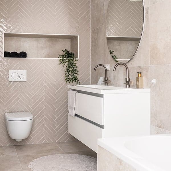 Wastafel met badkamer spiegel