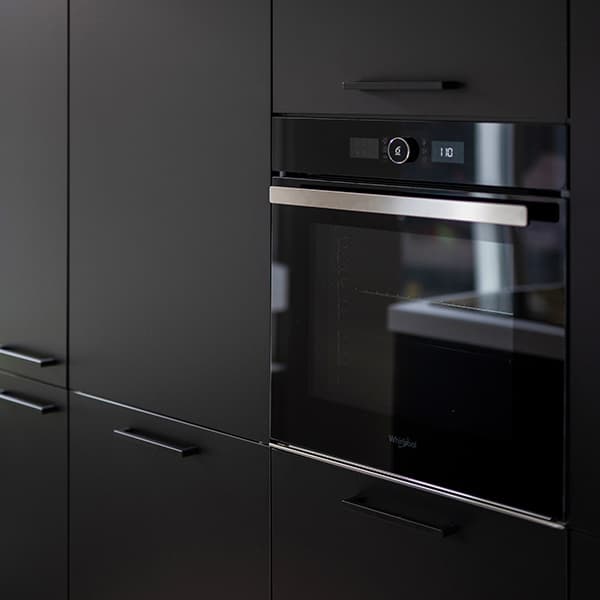 Keukenapparatuur in zwarte keuken