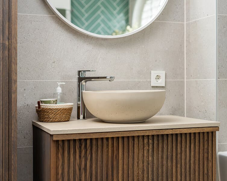 Houten badkamermeubel met waskom