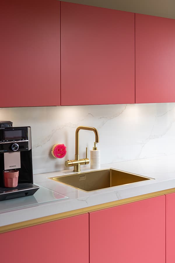 Van Pinterest naar een roze droomkeuken: het verhaal van Peter en Quinty