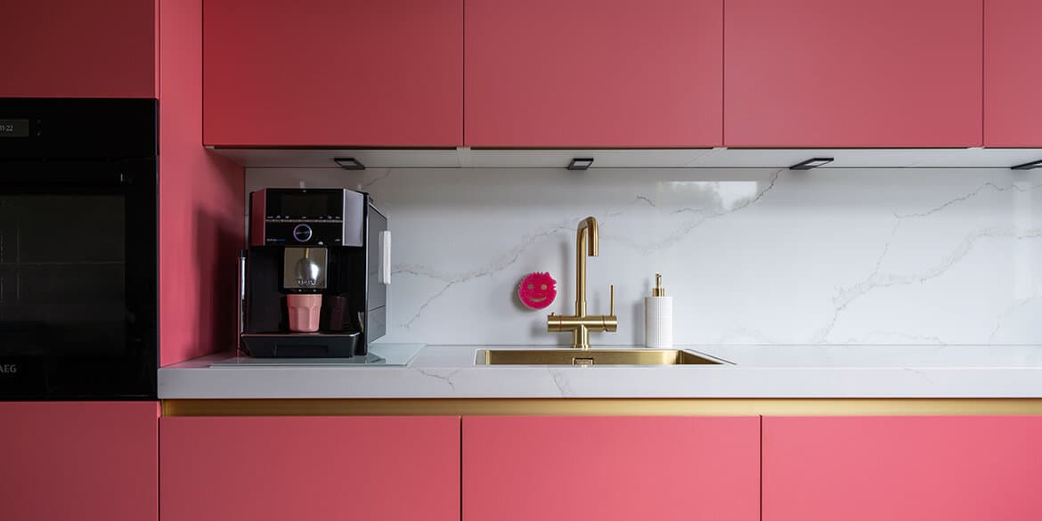 Van Pinterest naar een roze droomkeuken: het verhaal van Peter en Quinty