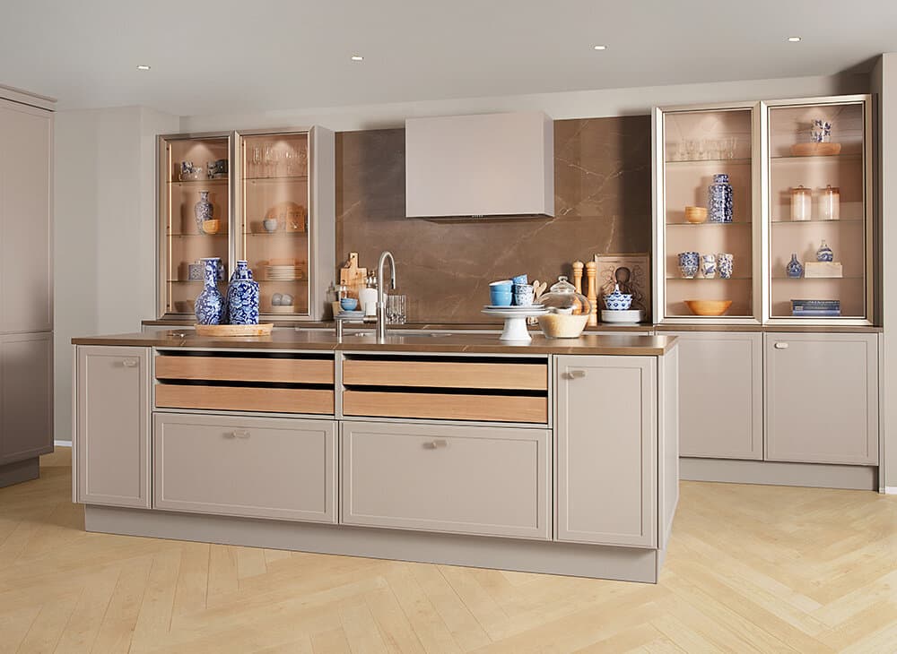 Benieuwd naar onze nieuwste keukens? Lees dan snel verder en laat je inspireren. ✓ 45 jaar ervaring ✓ Persoonlijk advies