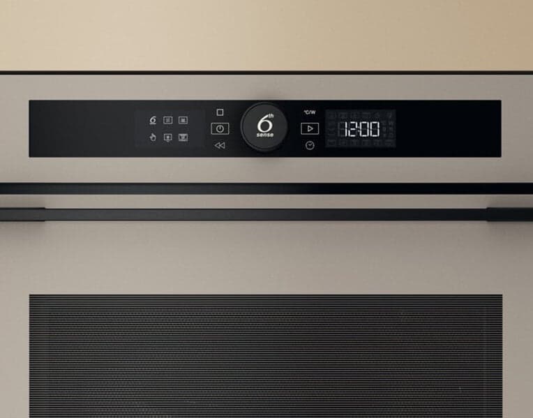 De beige Whirlpool combi magnetron als blikvanger in je keuken