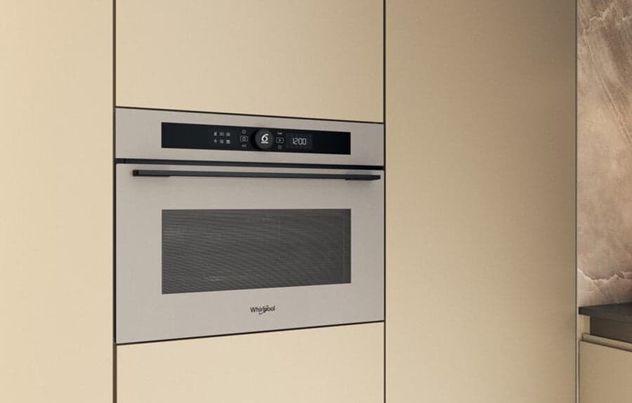De beige Whirlpool combi magnetron als blikvanger in je keuken
