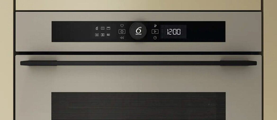 De beige Whirlpool combi magnetron als blikvanger in je keuken