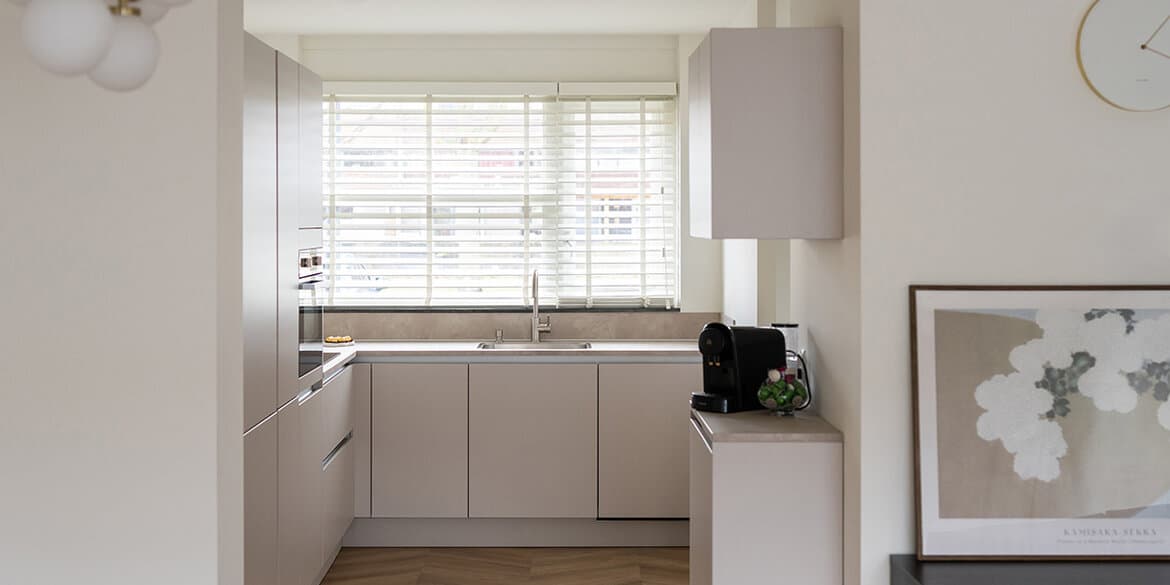 Hoekkeuken in natuurlijke tinten