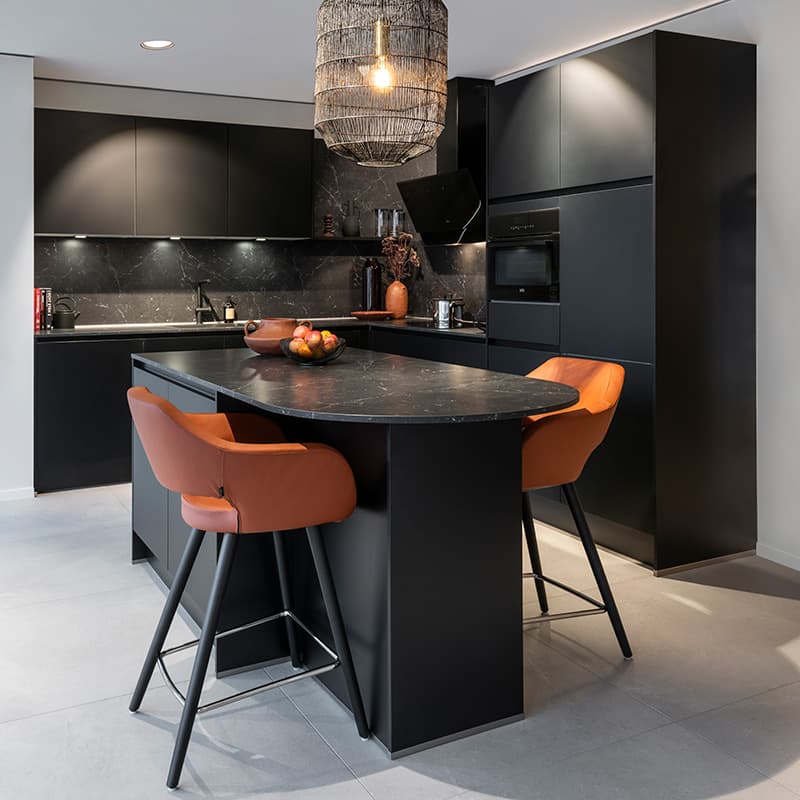 Zwarte keuken met organisch werkblad