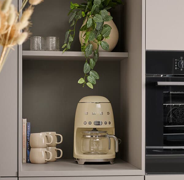 Kleine keuken? Zo laat je ’m groter lijken – zonder te verbouwen!