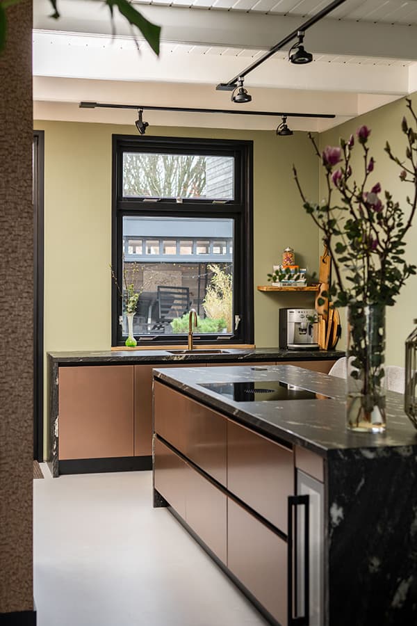 Kleurrijke creativiteit: Ontdek de eclectische keukenstijl