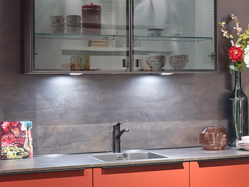 Verlichting in de keuken bij een afzuiging in het werkblad