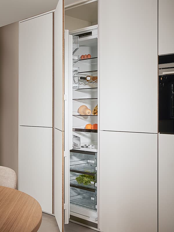 Grote koelkast in de keuken