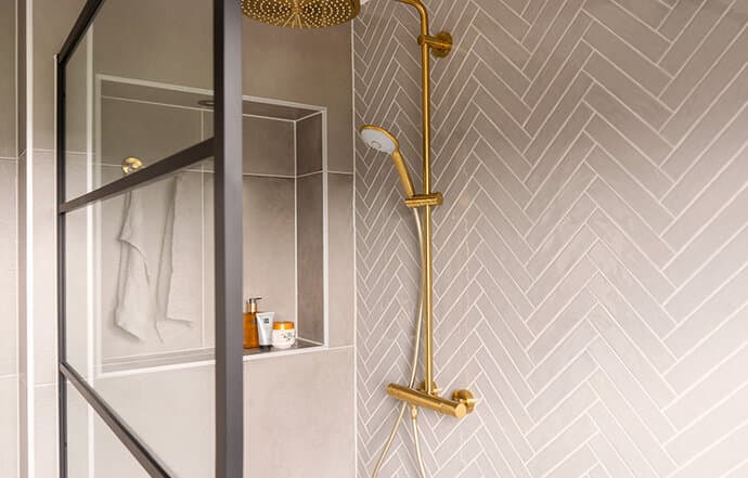 Tegelvoegen en tegelprofielen in verschillende stijlen en maten