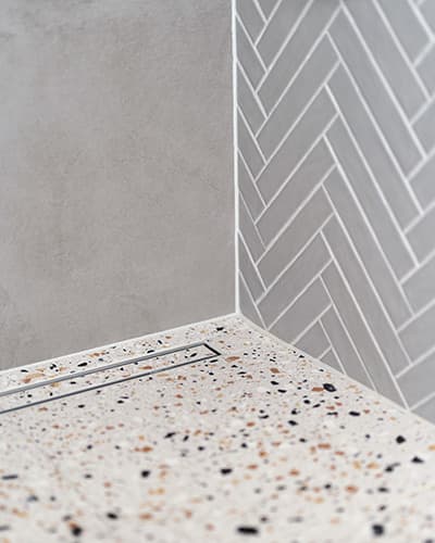 De karakteristieke 'spikkeltjes' in terrazzo tegels