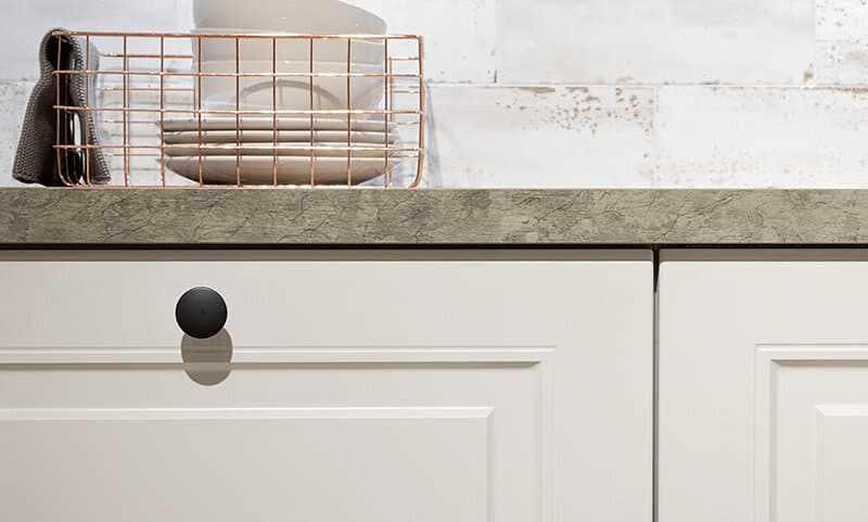 Witte keukenkastjes met zwarte knoppen