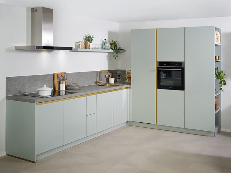 Groene keuken met gouden tinten