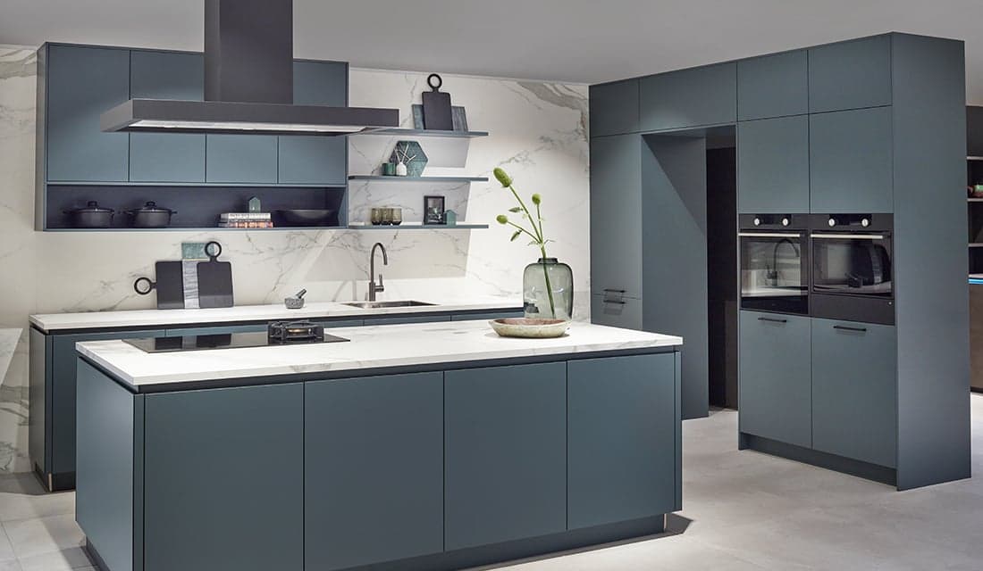 Moderne eilandkeuken in donkerblauw – Brugman