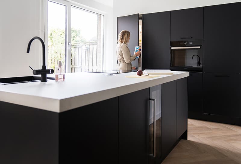 Zwarte keuken met kookeiland