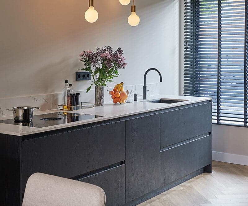 Zwarte rechte keuken